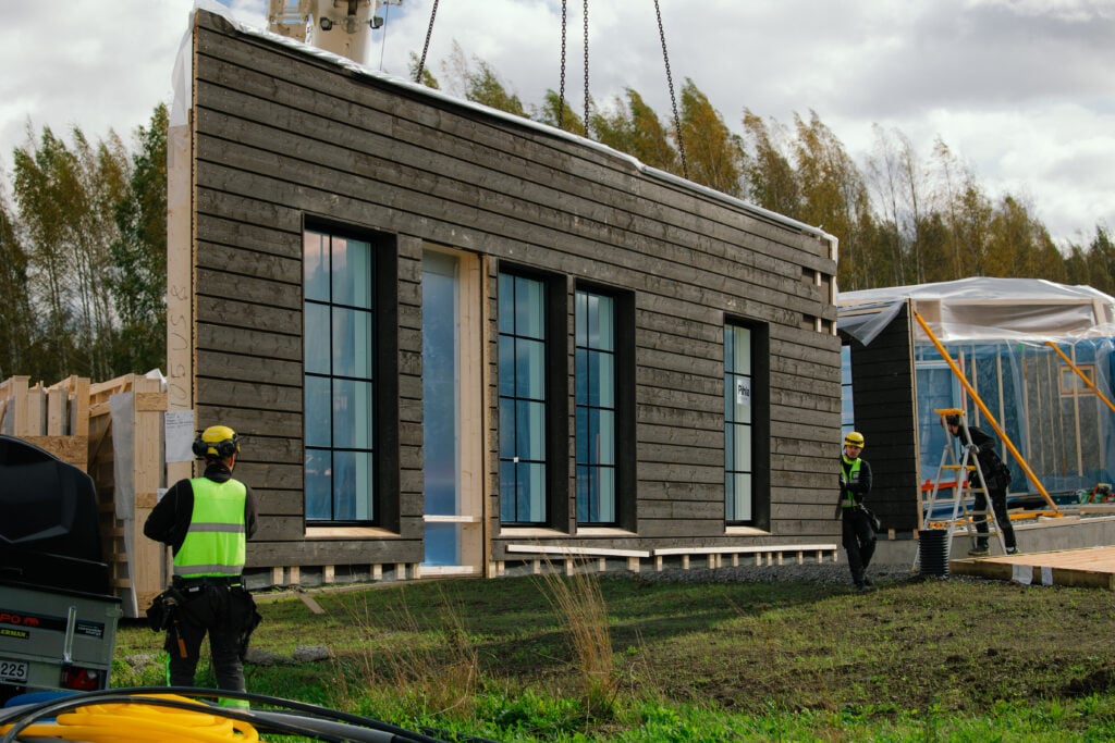 Ensimmäinen uuden konseptin Jukkatalo nousi Rajamäelle – ensirakentajat seuraavat projektia innolla